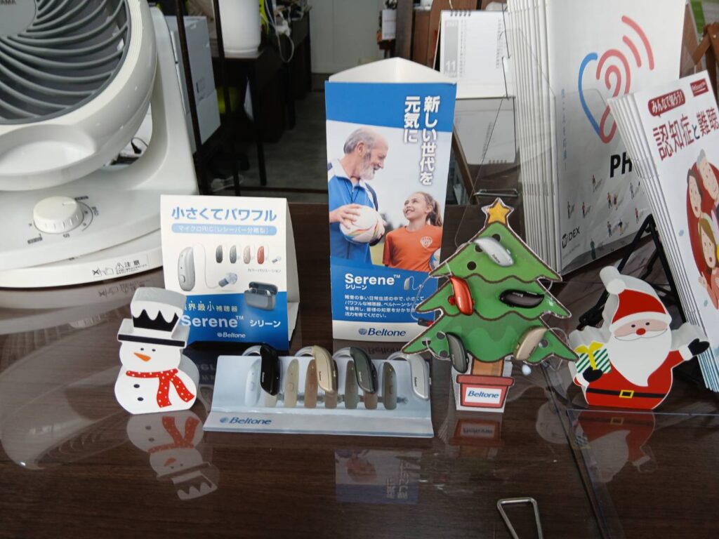 わかば補聴器センターの店内画像。クリスマスの飾りつけ。函館補聴器の分や帯広 補聴器のお店の状況