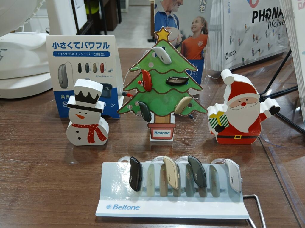 帯広補聴器　函館補聴器
わかば補聴器センターの店内画像
クリスマスの飾りつけ
補聴器の展示