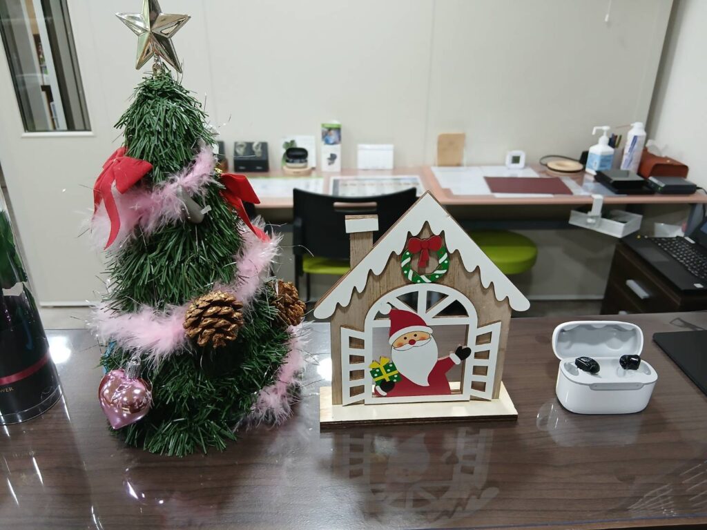 帯広 補聴器　函館 補聴器
わかば補聴器センターの店内画像
クリスマスの飾りつけ
補聴器の展示
集音器