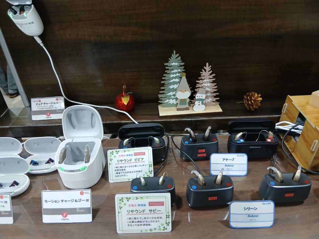 帯広　補聴器　函館　補聴器
わかば補聴器センターの店内画像
クリスマスの飾りつけ
補聴器の展示
集音器