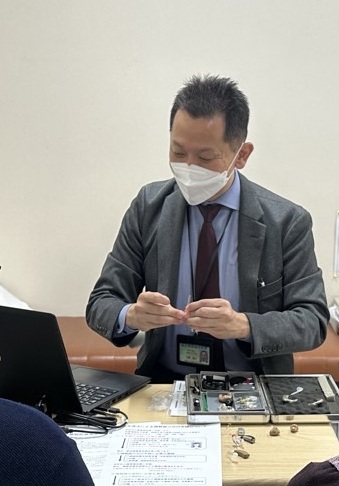 わかば補聴器センター帯広店
協会病院耳鼻咽喉科　シロアム耳鼻咽喉科での補聴器外来。わかば補聴器センター帯広店の川原店長の画像。補聴器専門店と耳鼻科　先生との連携をしています。