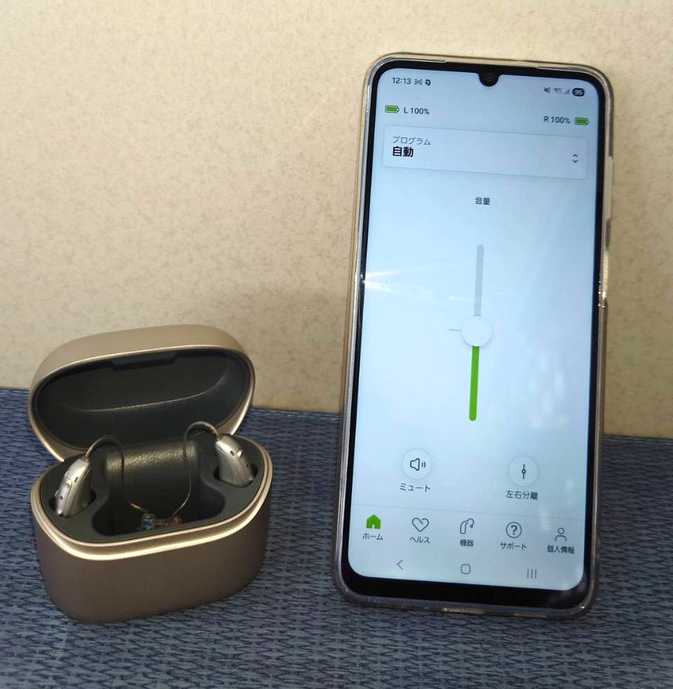 わかば補聴器センター
スマートホン　スマートフォン
スマホと補聴器の連動。アプリ。
音量調整。音量操作。Bluetooth接続でスマホ連携。
高齢者にもやさしい。