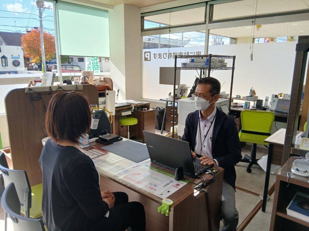 補聴器専門店で対面相談を行う様子のイメージ画像。補聴器は通信販売ではなく、聴力測定、フィッティング調整、耳型採取、試聴、アフターケアが必要な医療機器であることを説明するブログ用ビジュアル。ネット通販との違い、対面販売の重要性、認定補聴器技能者による適合調整、補聴器購入後の再調整やメンテナンス対応を強調。安心・安全な補聴器選びをサポートする専門店の姿勢を示す説明画像。